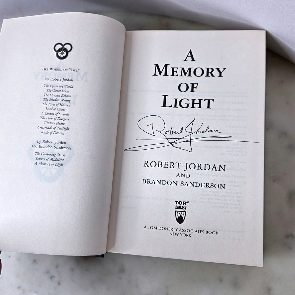 A Memory of Light Robert Jordan Brandon Sanderson HC 1st Ed 6 Print 2013 WOT DJ - Picture 3 of 8